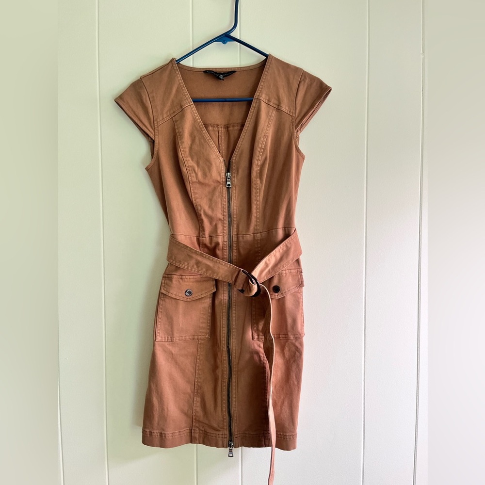 WHBM safari sleeveless v-neck zip up belted dress size 00, brown, pockets, NWOT
